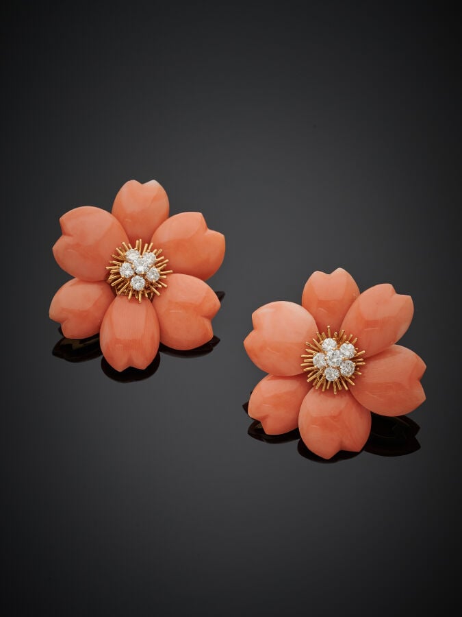 VAN CLEEF & ARPELS - Paire de CLIPS de d'OREILLES "Roses de Noël" en or jaune (…