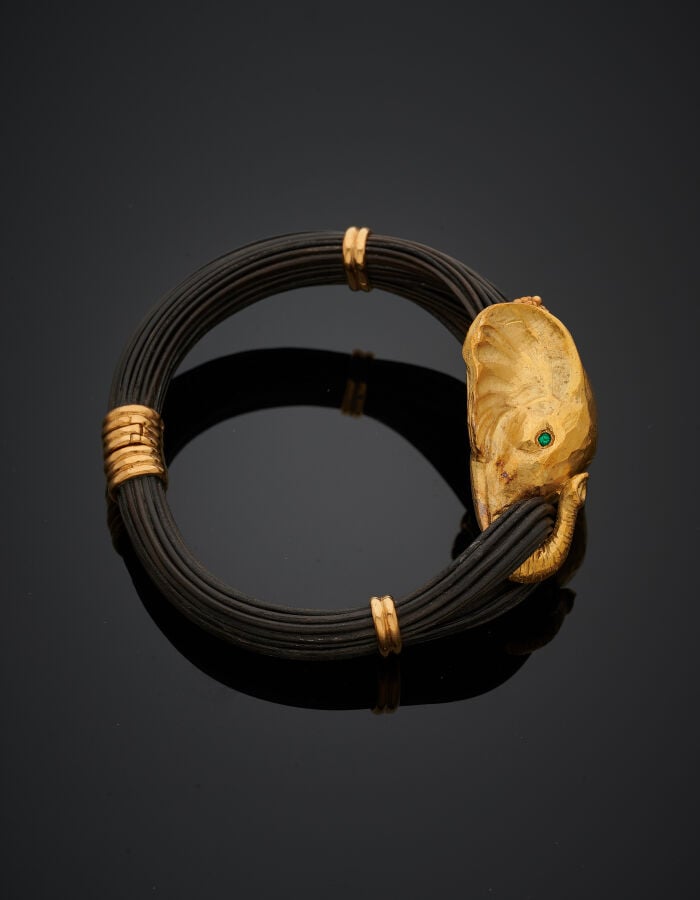 VAN CLEEF & ARPELS - Rare BRACELET "éléphant" ouvrant en or jaune (750‰) sculpt…