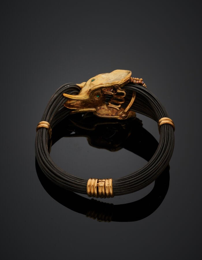 VAN CLEEF & ARPELS - Rare BRACELET "éléphant" ouvrant en or jaune (750‰) sculpt…