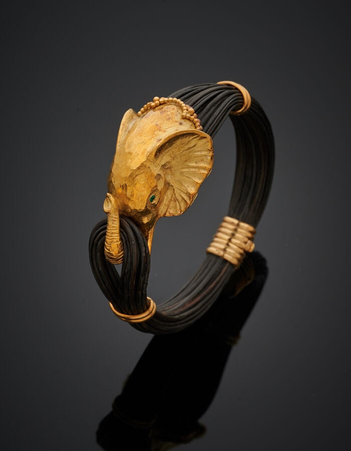 VAN CLEEF & ARPELS - Rare BRACELET "éléphant" ouvrant en or jaune (750‰) sculpt…