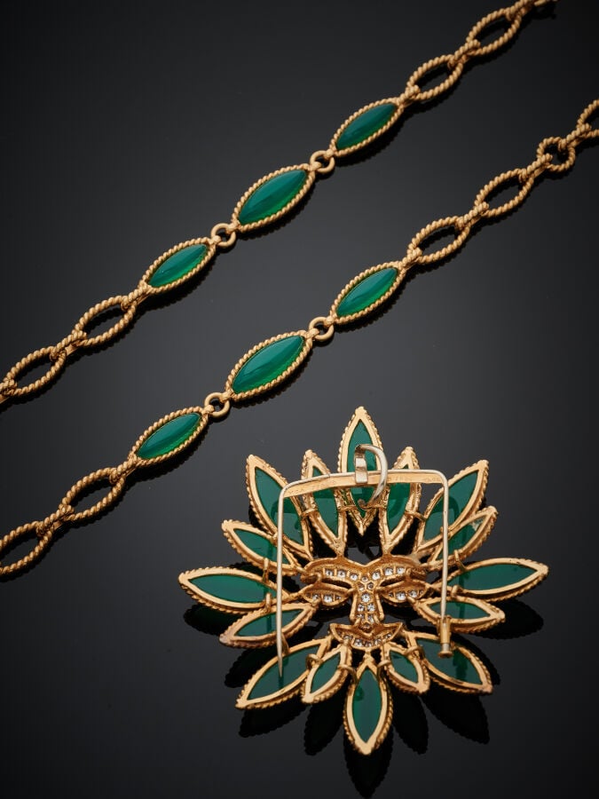 VAN CLEEF & ARPELS - SAUTOIR et PENDENTIF-CLIP de CORSAGE "soleil" en or jaune…