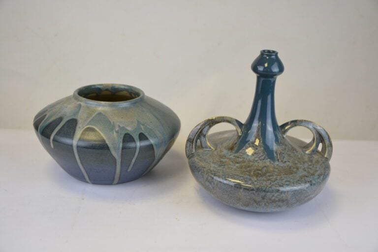 Vase à épaulement en céramique à glaçure bleue et motifs de coulure. signé sous…