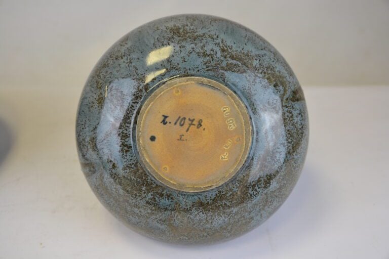 Vase à épaulement en céramique à glaçure bleue et motifs de coulure. signé sous…