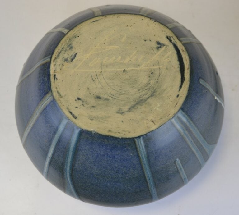 Vase à épaulement en céramique à glaçure bleue et motifs de coulure. signé sous…