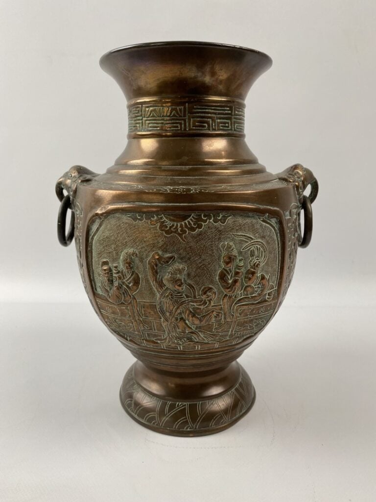 VASE ARCHAISANT EN BRONZE - Vietnam / Indochine - Il épouse la forme d'une vais…