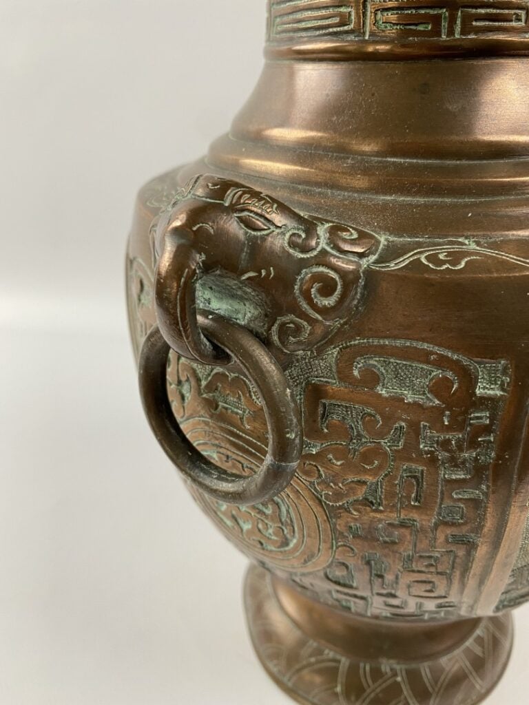 VASE ARCHAISANT EN BRONZE - Vietnam / Indochine - Il épouse la forme d'une vais…