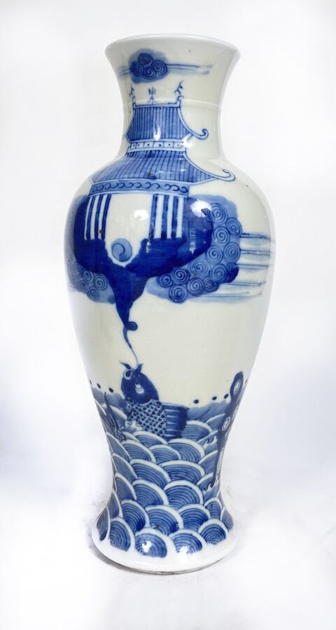 Vase balustre à décor en bleu sous couverte d'une carpe parmis les flots, à la…