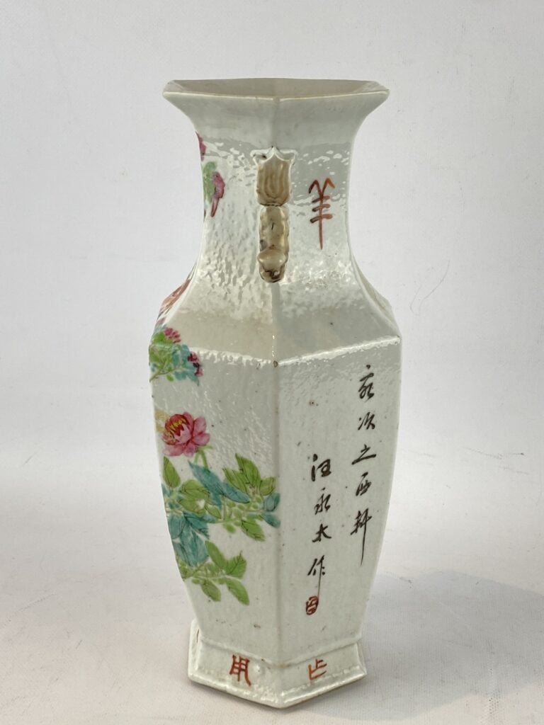 Vase balustre à pans coupés en porcelaine émaillée polychrome, dans le goût de…