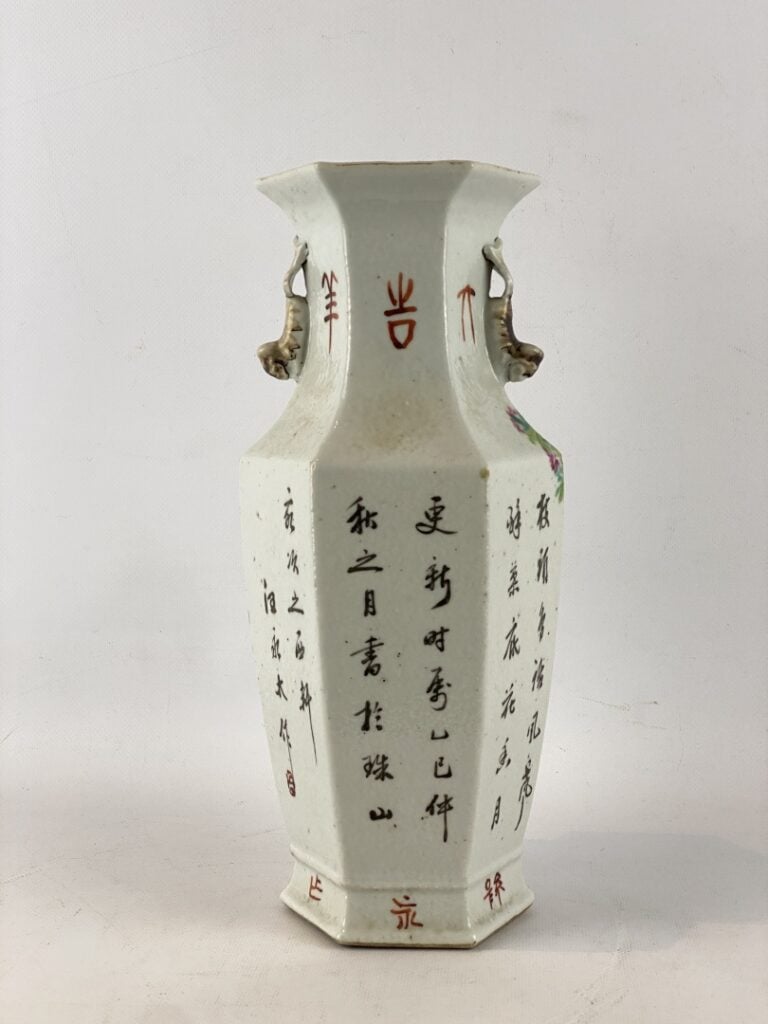 Vase balustre à pans coupés en porcelaine émaillée polychrome, dans le goût de…