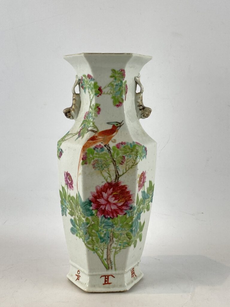 Vase balustre à pans coupés en porcelaine émaillée polychrome, dans le goût de…