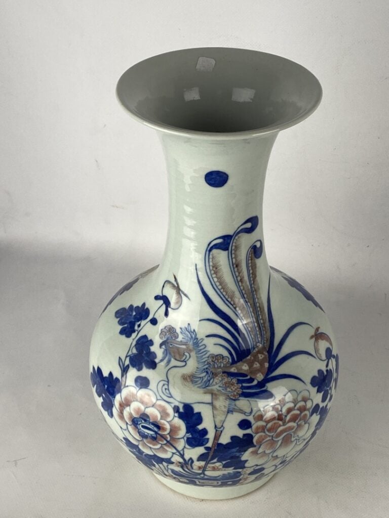 Vase balustre au phénix et chrysanthèmes - Chine, De style Kangxi - A col annul…