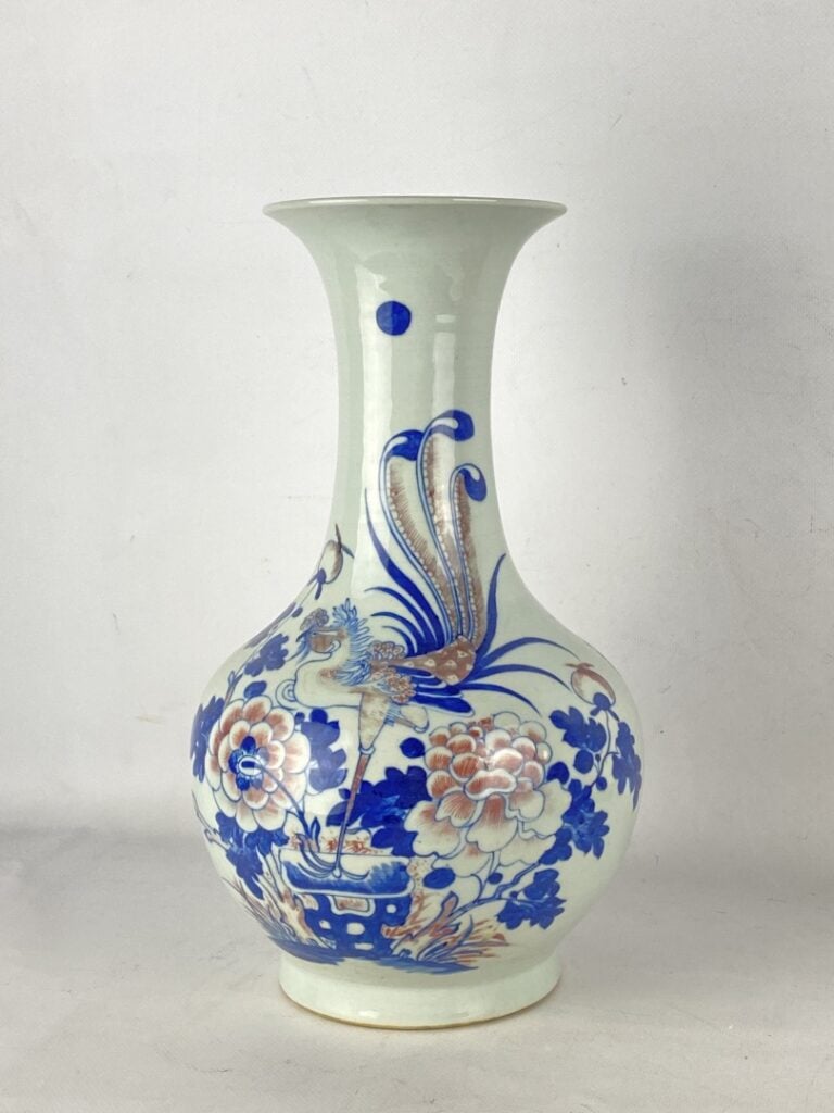 Vase balustre au phénix et chrysanthèmes - Chine, De style Kangxi - A col annul…