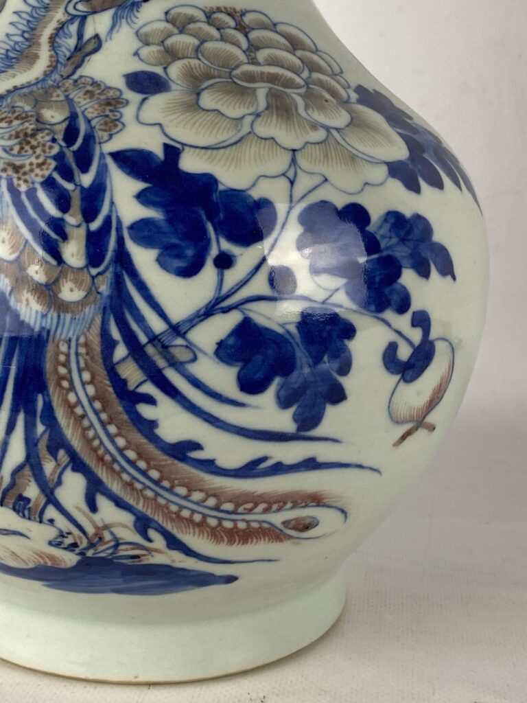 Vase balustre au phénix et chrysanthèmes - Chine, De style Kangxi - A col annul…