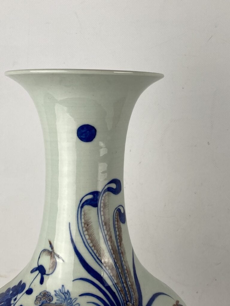 Vase balustre au phénix et chrysanthèmes - Chine, De style Kangxi - A col annul…