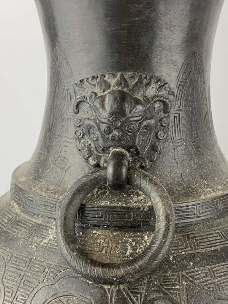 Vase balustre en bronze - Chine - Décoré de masques de taotie stylisés sur fond…