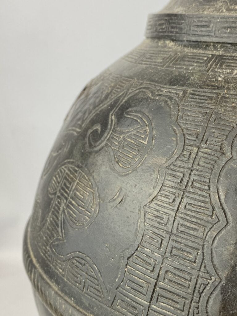 Vase balustre en bronze - Chine - Décoré de masques de taotie stylisés sur fond…