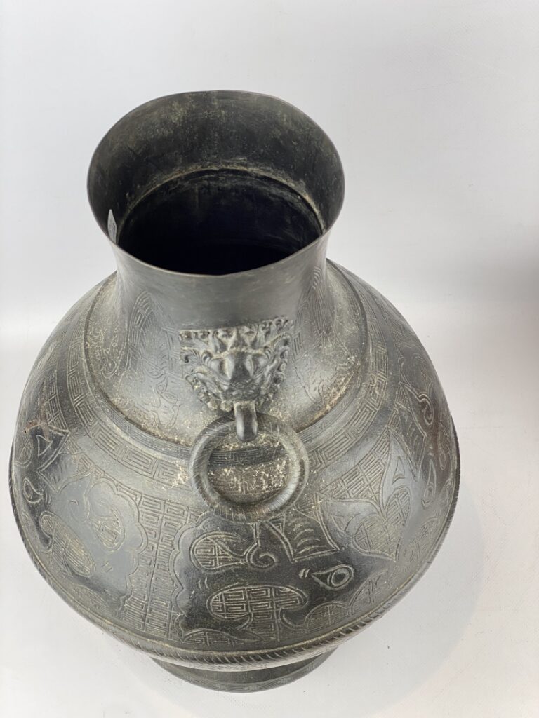 Vase balustre en bronze - Chine - Décoré de masques de taotie stylisés sur fond…