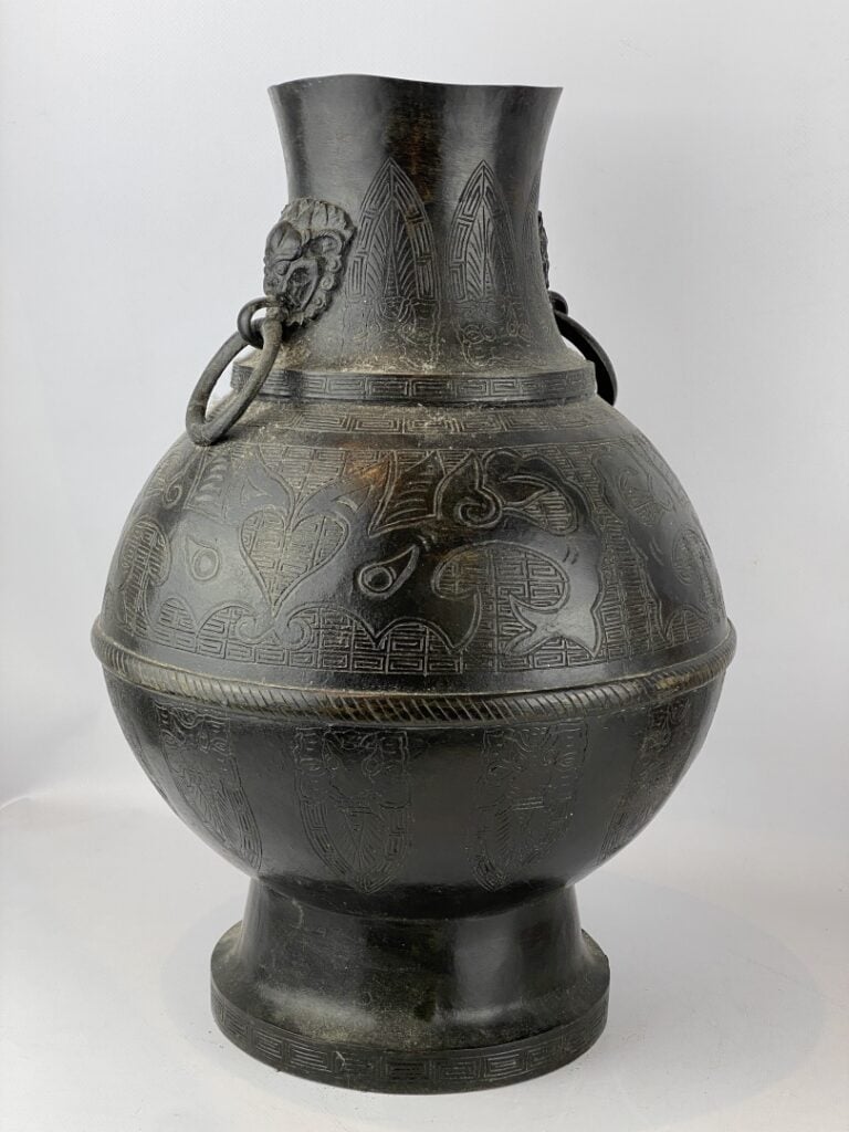Vase balustre en bronze - Chine - Décoré de masques de taotie stylisés sur fond…