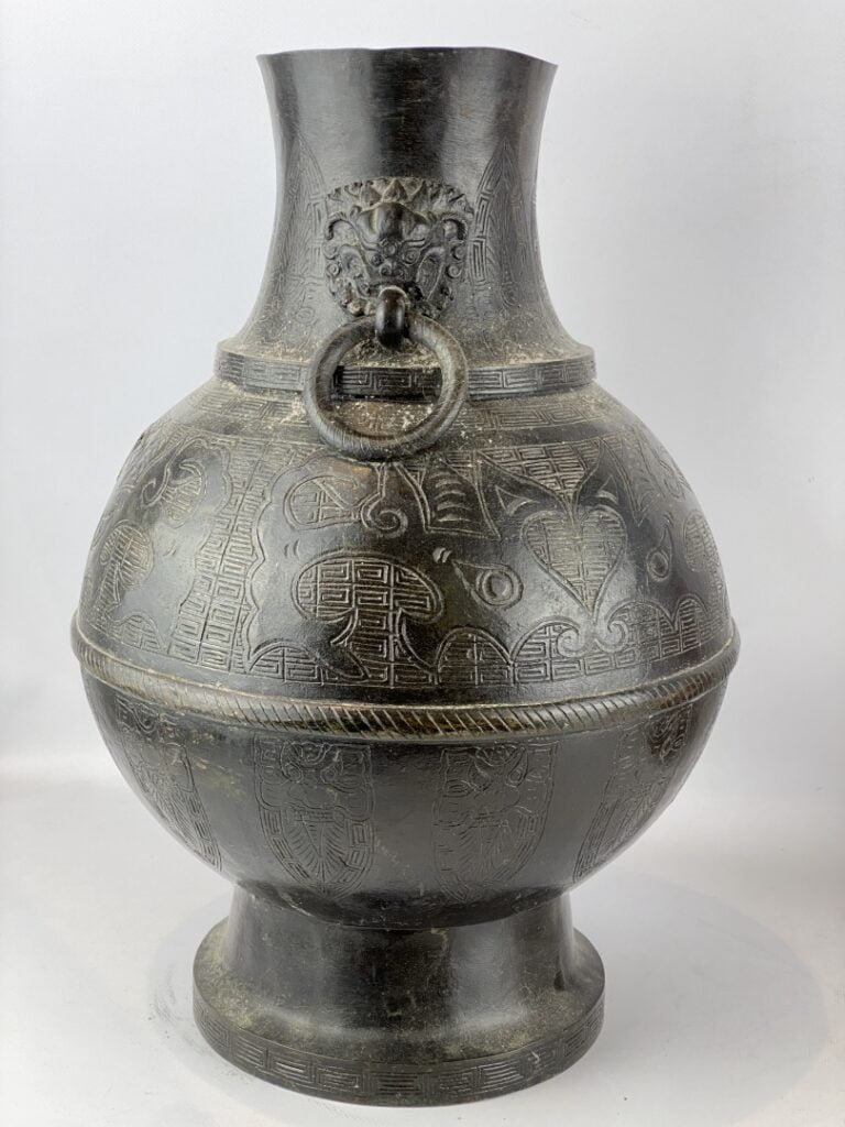 Vase balustre en bronze - Chine - Décoré de masques de taotie stylisés sur fond…