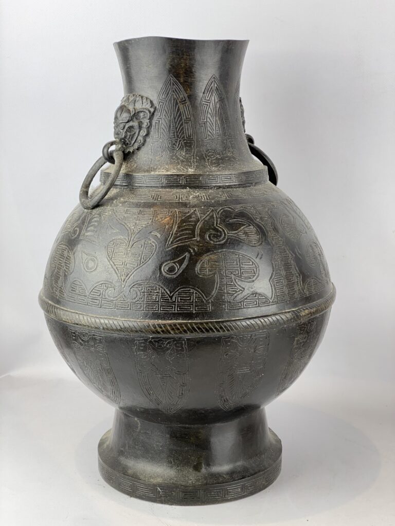 Vase balustre en bronze - Chine - Décoré de masques de taotie stylisés sur fond…