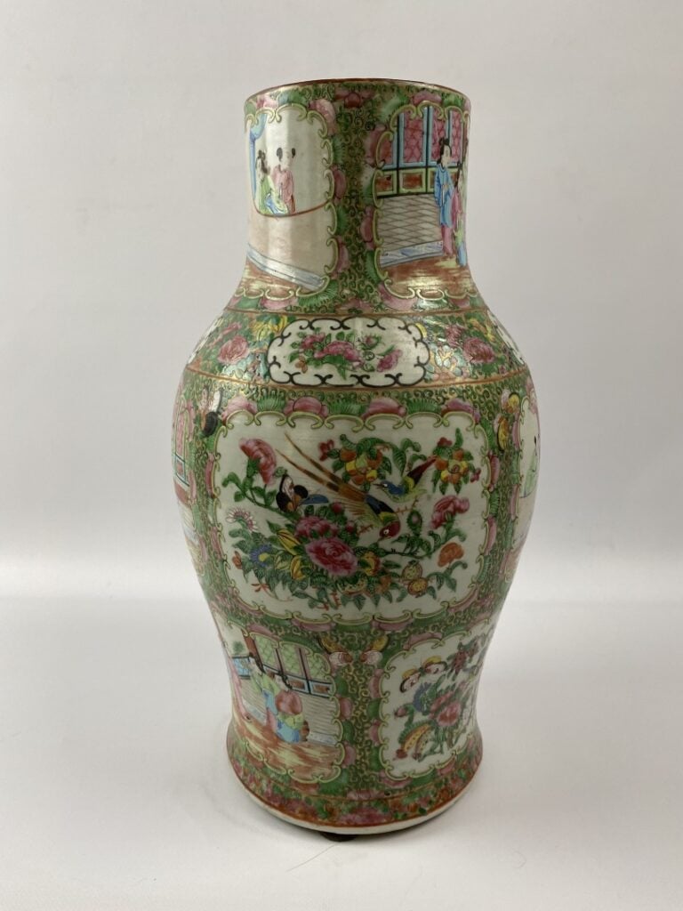 VASE BALUSTRE EN CERAMIQUE DE CANTON - Chine - A décor de médaillons alternant…