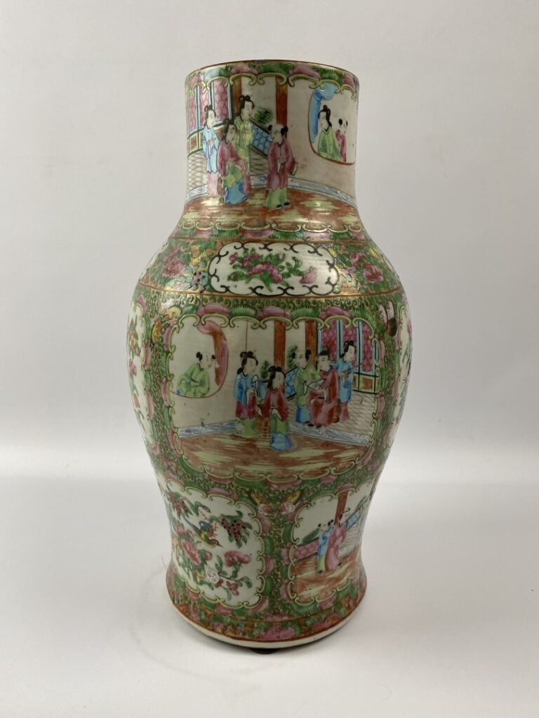 VASE BALUSTRE EN CERAMIQUE DE CANTON - Chine - A décor de médaillons alternant…