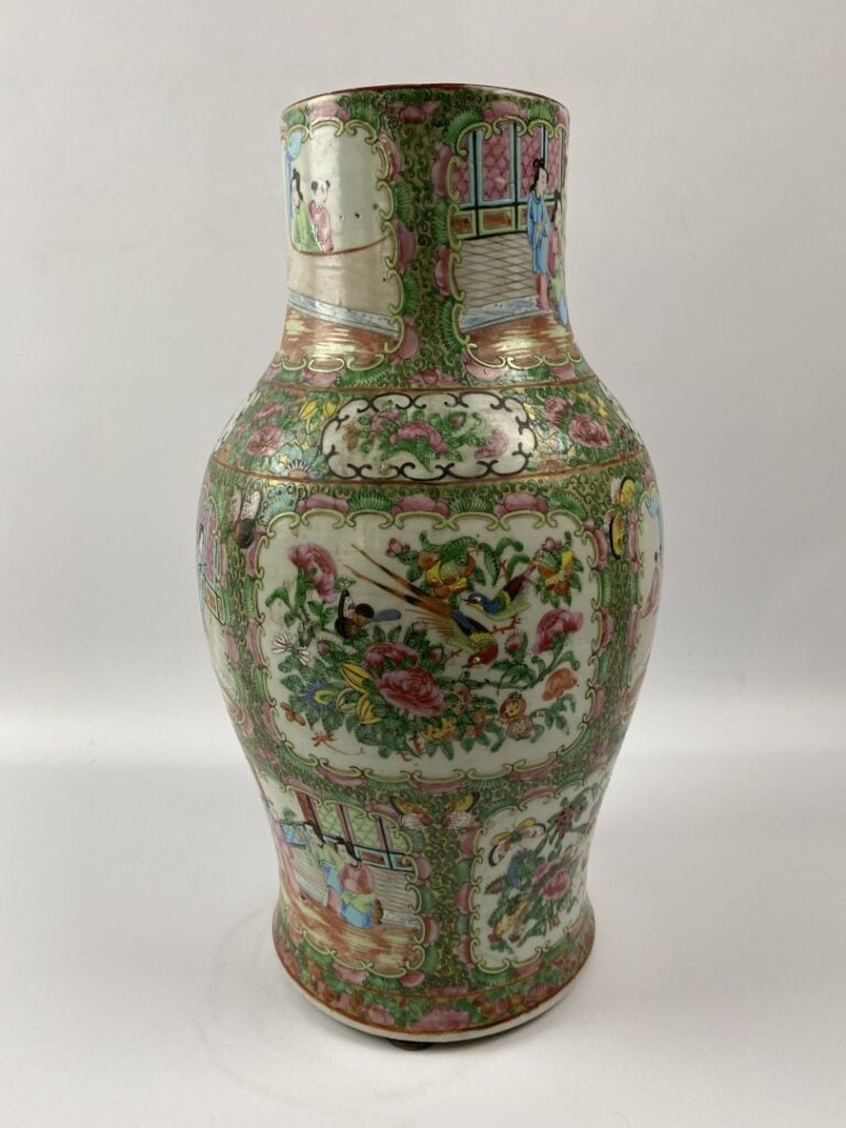 VASE BALUSTRE EN CERAMIQUE DE CANTON - Chine - A décor de médaillons alternant…
