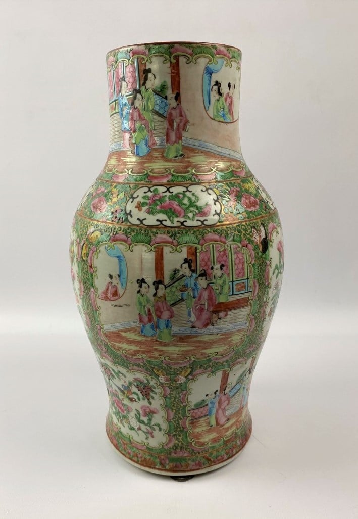 VASE BALUSTRE EN CERAMIQUE DE CANTON - Chine - A décor de médaillons alternant…