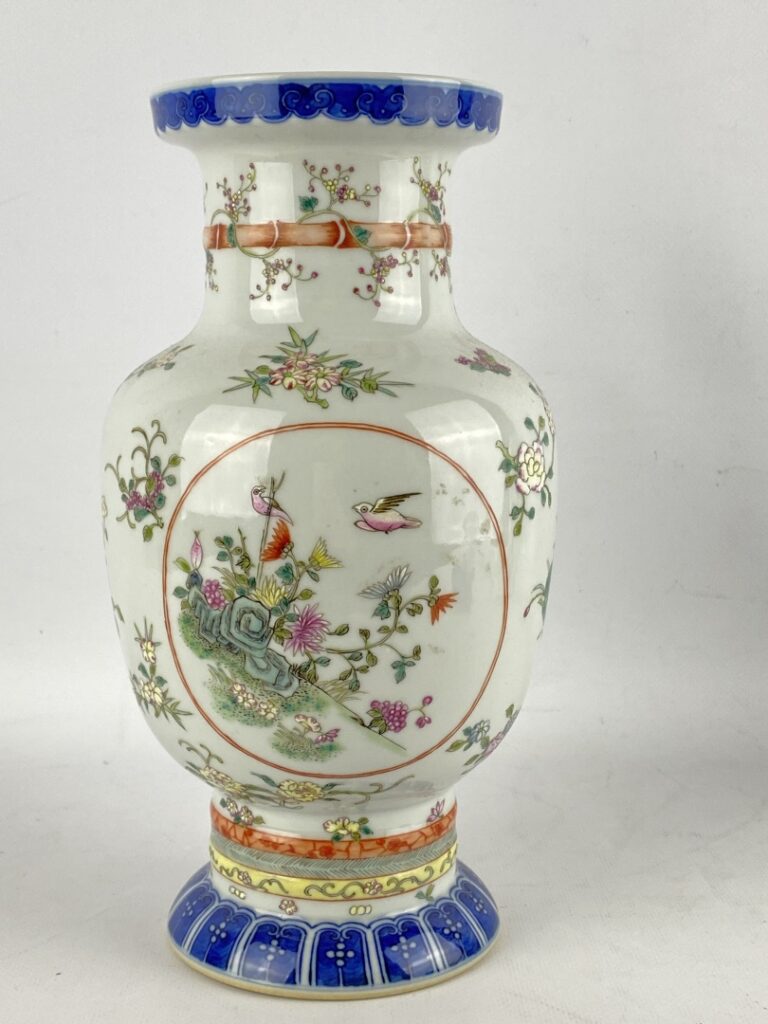 Vase balustre en céramique et émaux polychromes - Chine, République MINGUO (191…