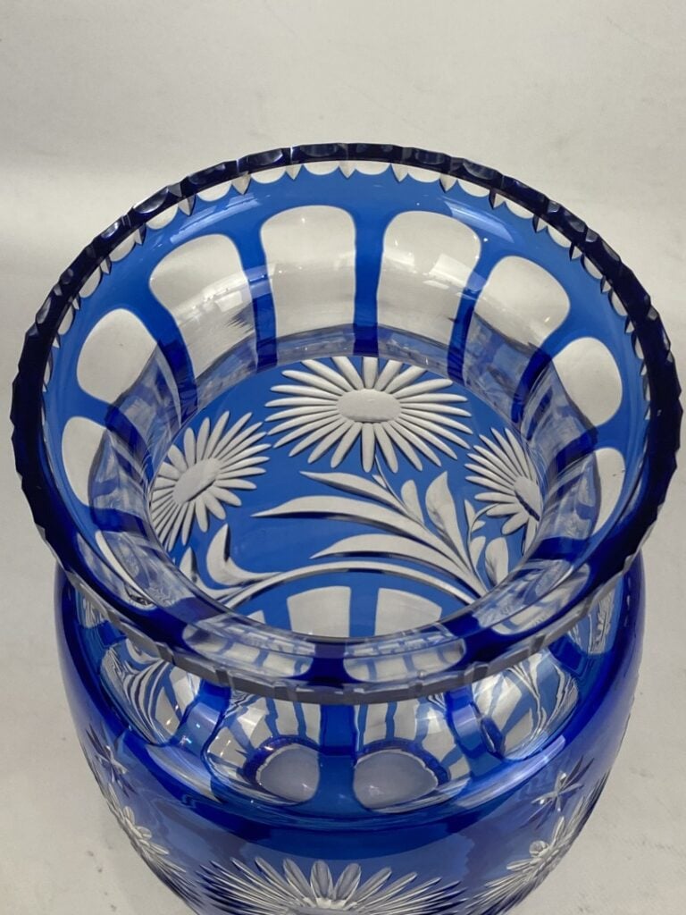 Vase balustre en cristal coloré bleu à décor floral dans le goût de la Bohême -…