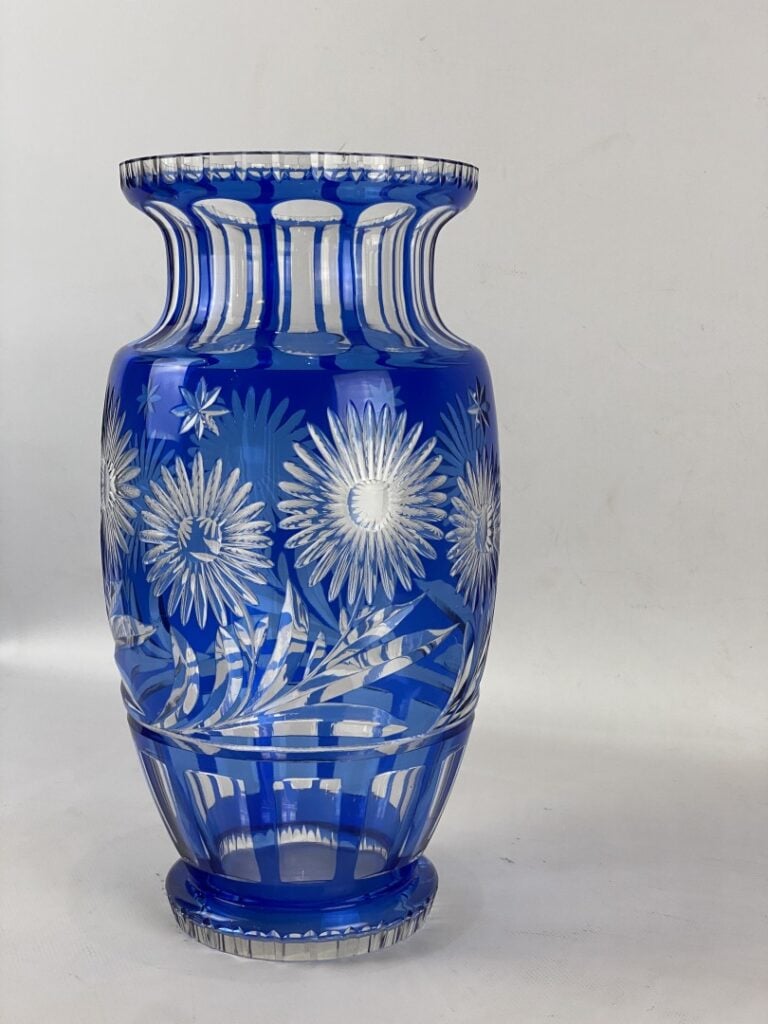 Vase balustre en cristal coloré bleu à décor floral dans le goût de la Bohême -…