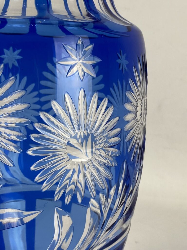 Vase balustre en cristal coloré bleu à décor floral dans le goût de la Bohême -…