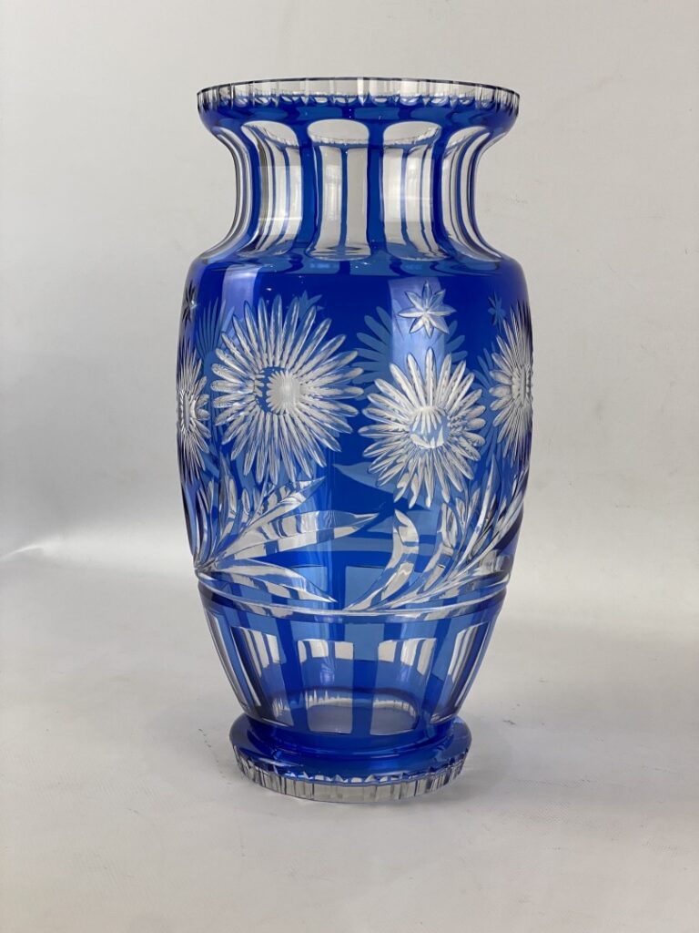 Vase balustre en cristal coloré bleu à décor floral dans le goût de la Bohême -…