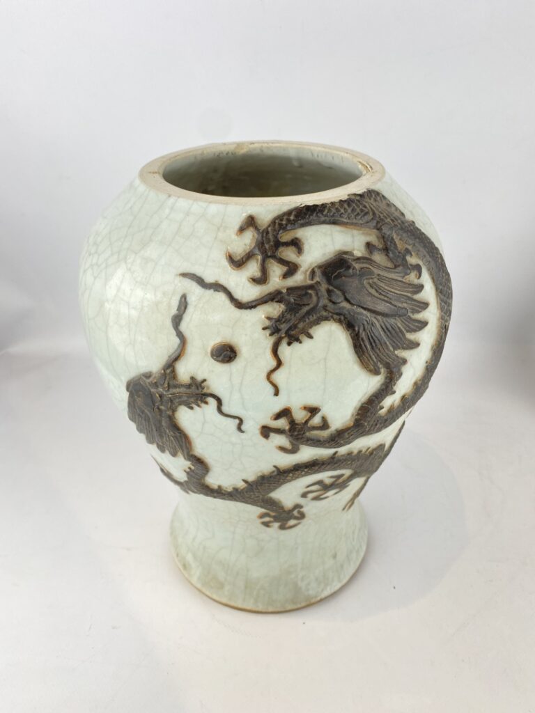 Vase balustre en grès émaillé craquelé, Nankin - Chine - A décor de deux dragon…