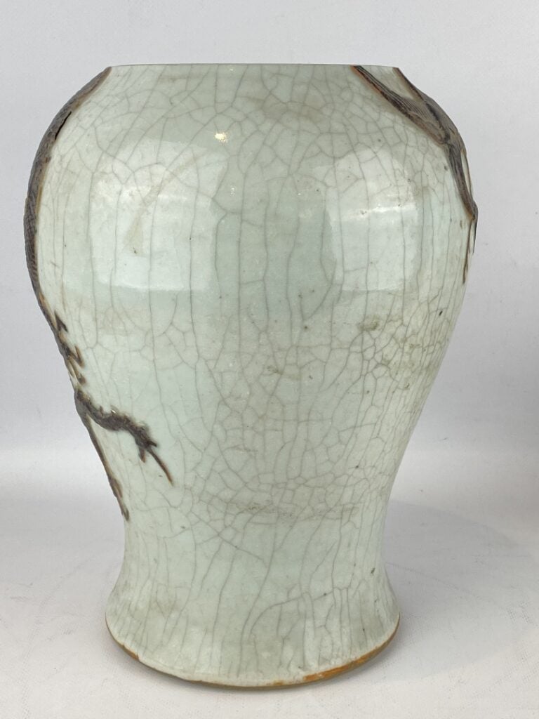 Vase balustre en grès émaillé craquelé, Nankin - Chine - A décor de deux dragon…
