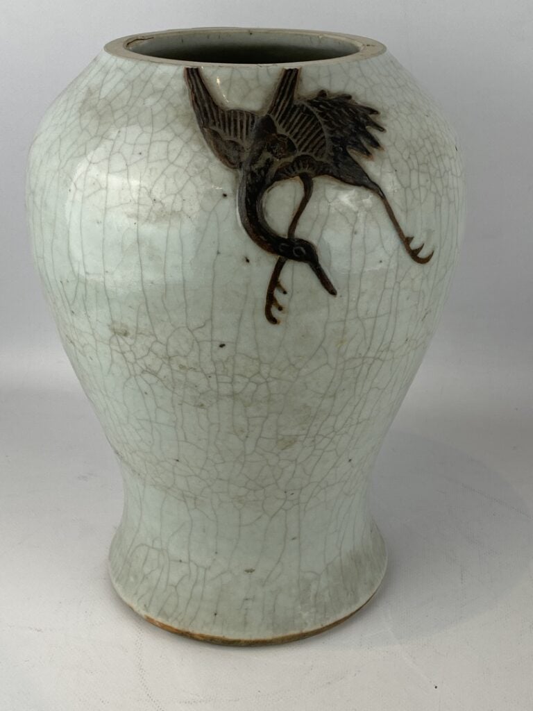 Vase balustre en grès émaillé craquelé, Nankin - Chine - A décor de deux dragon…