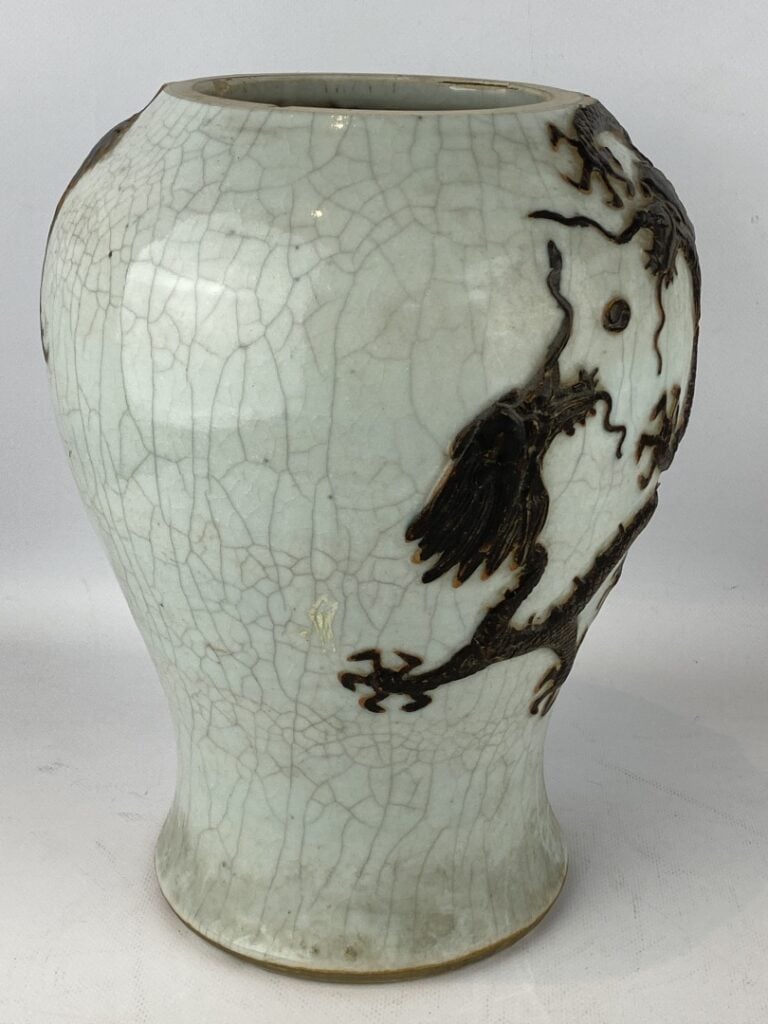 Vase balustre en grès émaillé craquelé, Nankin - Chine - A décor de deux dragon…