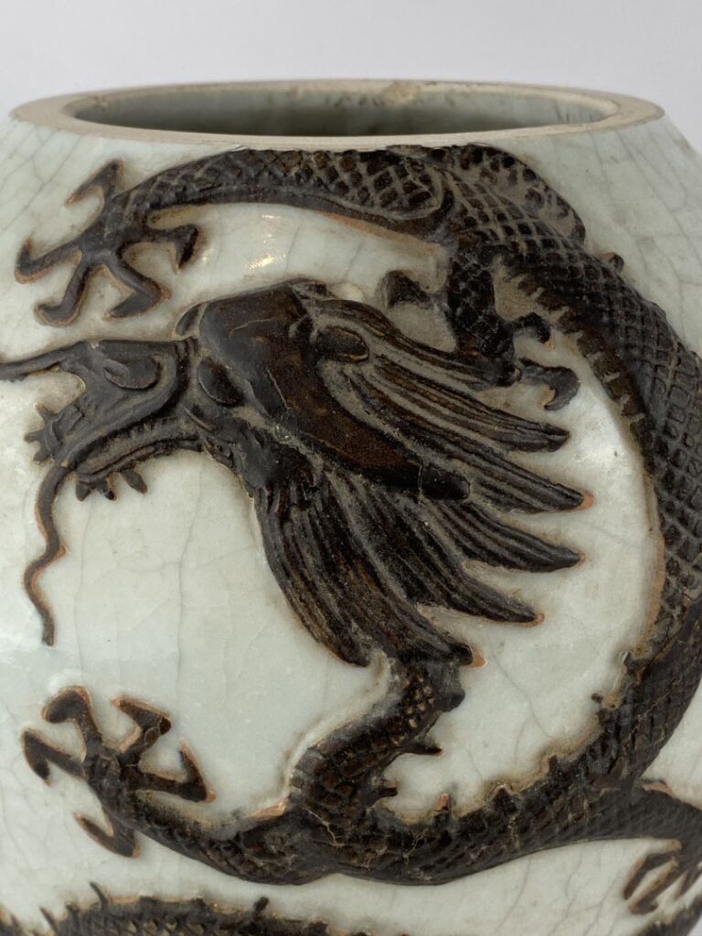 Vase balustre en grès émaillé craquelé, Nankin - Chine - A décor de deux dragon…