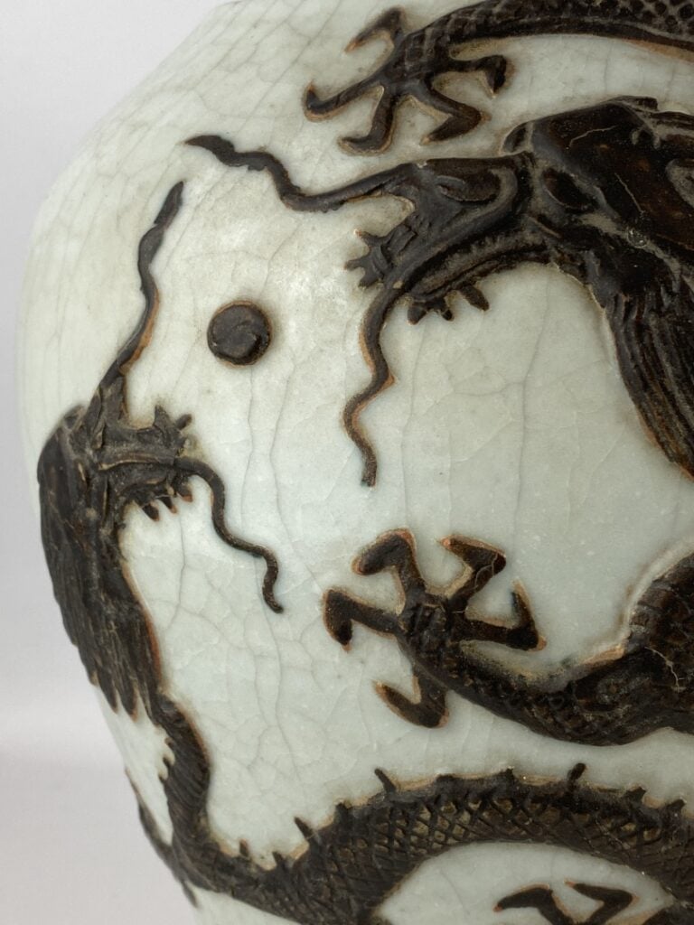 Vase balustre en grès émaillé craquelé, Nankin - Chine - A décor de deux dragon…