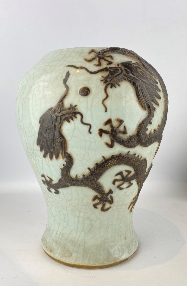 Vase balustre en grès émaillé craquelé, Nankin - Chine - A décor de deux dragon…