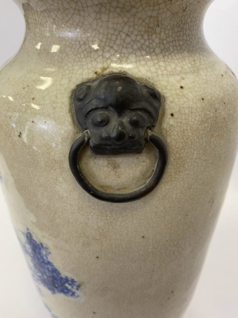 VASE BALUSTRE EN GRES EMAILLE, NANKIN - Chine - Col étroit, les épaules sont fl…