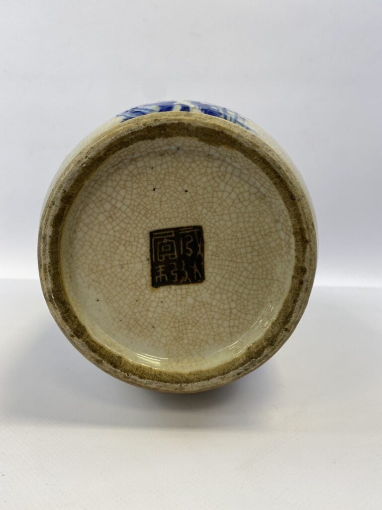 VASE BALUSTRE EN GRES EMAILLE, NANKIN - Chine - Col étroit, les épaules sont fl…