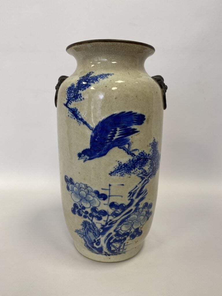 VASE BALUSTRE EN GRES EMAILLE, NANKIN - Chine - Col étroit, les épaules sont fl…