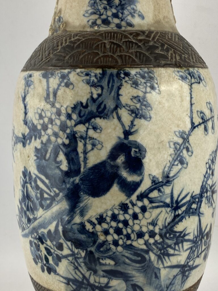 Vase balustre en grès, Nankin - Chine - Au décor d'oiseau et appliques de fleur…