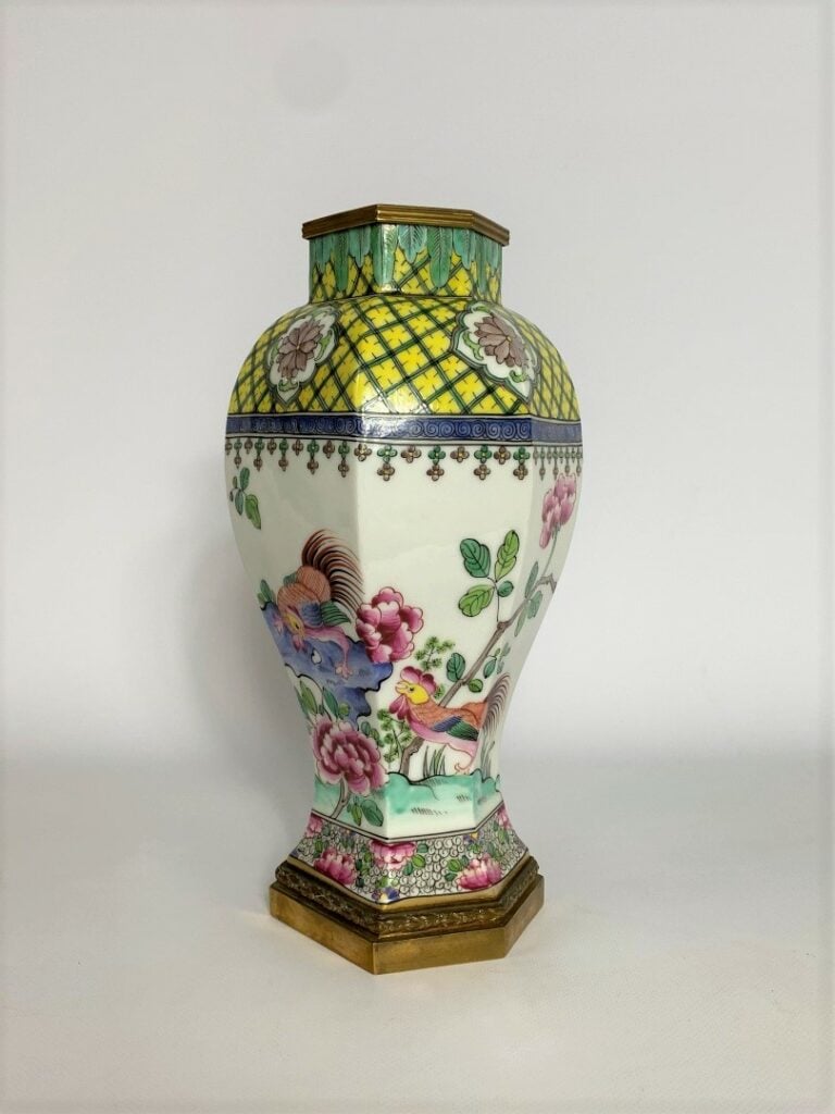 VASE BALUSTRE EN PORCELAINE BLANCHE DANS LE GOUT DE LA FAMILLE ROSE - Chine, St…