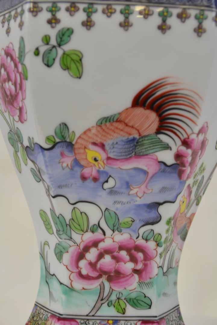 VASE BALUSTRE EN PORCELAINE BLANCHE DANS LE GOUT DE LA FAMILLE ROSE - Chine, St…