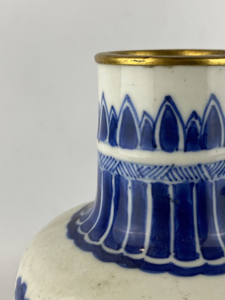Vase balustre en porcelaine bleu blanc - Chine - A décor en bleu cobalt de pivo…