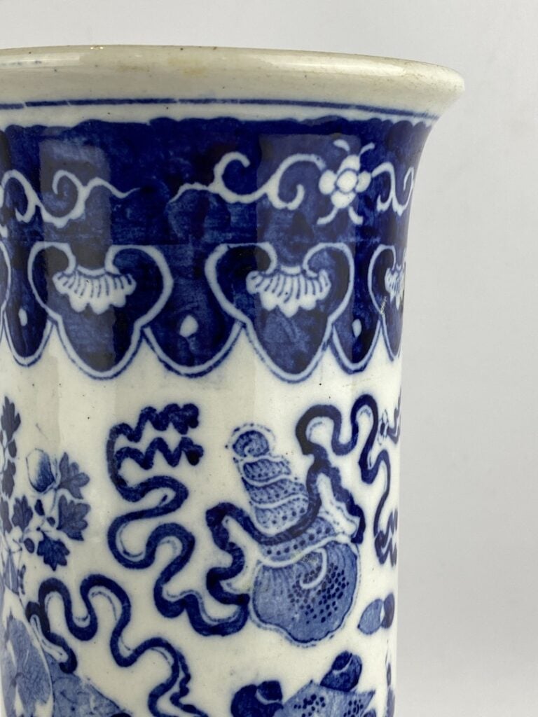 Vase balustre en porcelaine bleu blanc - Chine - A décor en bleu cobalt de pivo…