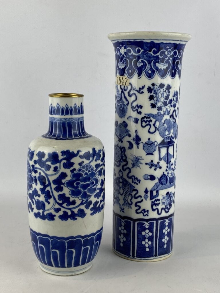 Vase balustre en porcelaine bleu blanc - Chine - A décor en bleu cobalt de pivo…