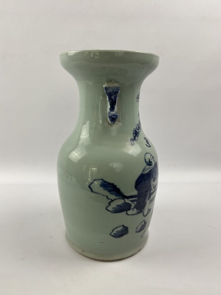 VASE BALUSTRE EN PORCELAINE CELADON A DECOR BLEU BLANC - Chine - Le décor est p…